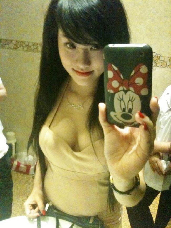 被男人吃奶很爽的毛片兩男一女